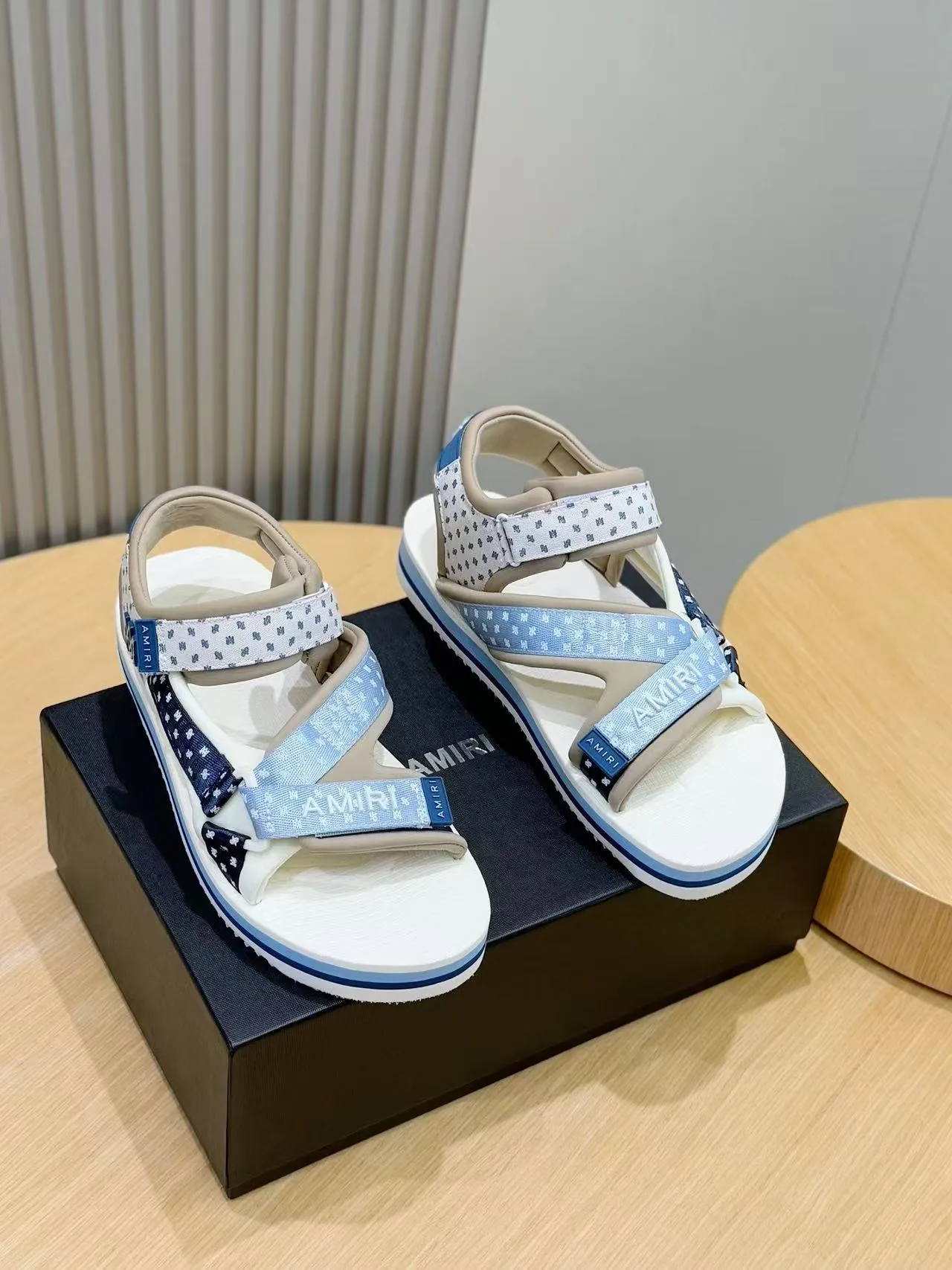 [AMIRI*AMIRI] P:500💰 Size: 39-45 Official website new original version 1:1 AMIRI*AMIRI classic men's sandals, high-end boutique, original material, TPU foam bottom, fine workmanship, casual, loose and comfortable, a must-have in summer.